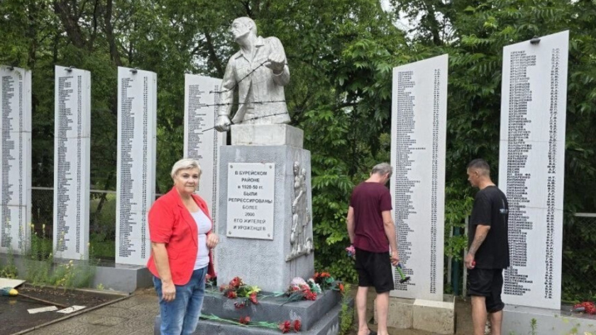 Память пополнилась именами: в Новобурейском увековечили ещё 214 жертв политических репрессий - gtrkamur.ru