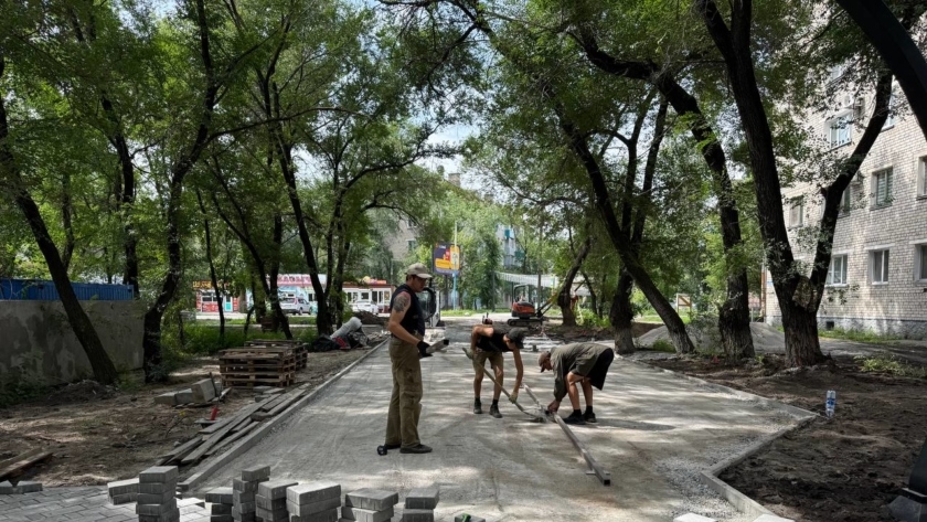 В Белогорске завершают благоустройство третьей очереди Аллеи молодёжи - gtrkamur.ru