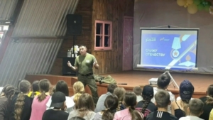 В Благовещенске ветеран СВО рассказал детям о службе и жизни после фронта - gtrkamur.ru