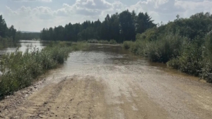 Проезд по двум участкам трасс ограничили из-за выхода воды в Тындинском округе - gtrkamur.ru