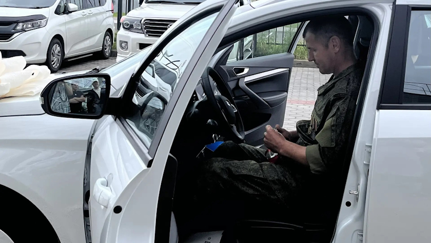 Амурскому ветерану СВО вручили машину с ручным управлением - gtrkamur.ru