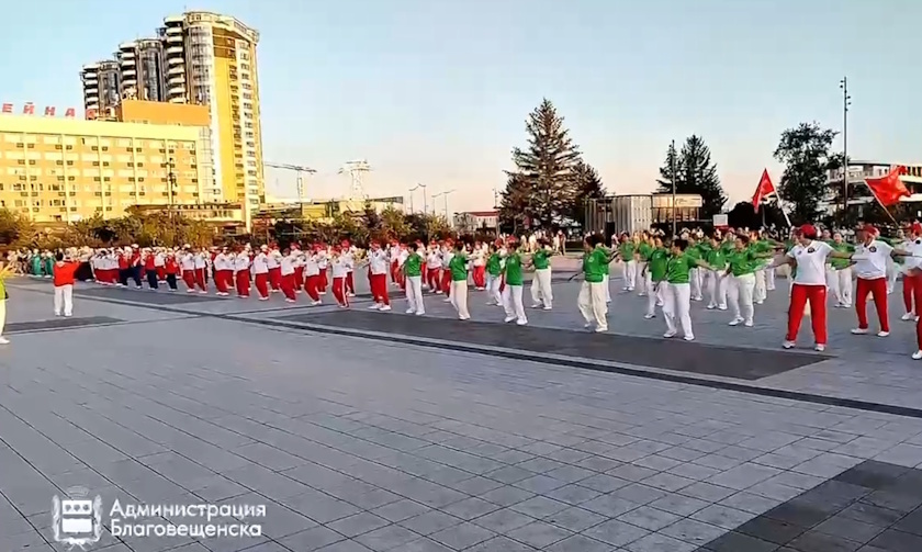 Почти 300 танцоров из России и Китая выступили в Благовещенске - gtrkamur.ru