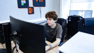 Амурских школьников научат грамотно работать с ИИ на уроках информатики - gtrkamur.ru