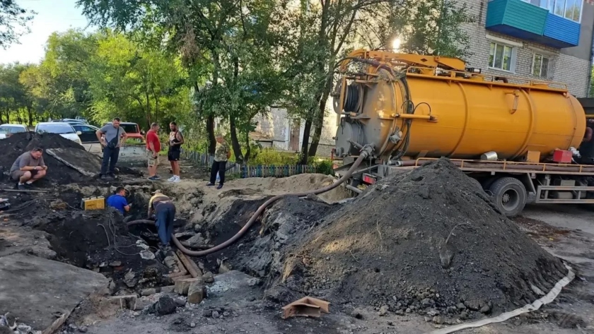 В Белогорске устраняют порыв на водопроводе: без воды остались несколько домов - gtrkamur.ru