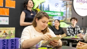 В Благовещенске учат играть в настолку «Амурозаврию»: динозавры, карты и стратегия для школ и библиотек - gtrkamur.ru