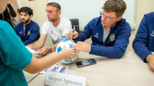 Со звёздами футбола в Свободном встретились больше 250 юных спортсменов - gtrkamur.ru