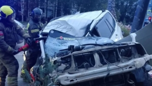 Водитель иномарки врезался в столб в Тынде: спасатели деблокировали пострадавшего - gtrkamur.ru