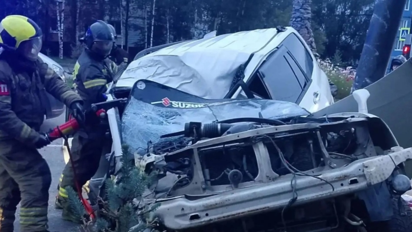 Водитель иномарки врезался в столб в Тынде: спасатели деблокировали пострадавшего - gtrkamur.ru