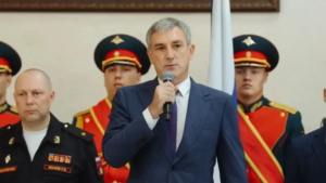 «Имена наших героев навеки вписаны в историю»: Орлов вручил награду семье погибшего бойца - gtrkamur.ru