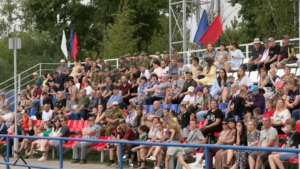 Матч «Темпа» собрал рекордных 1194 зрителя: белогорские болельщики получили арбузы - gtrkamur.ru