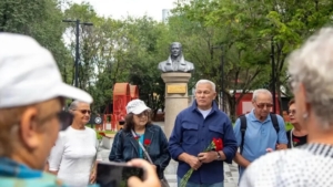 В Благовещенске почтили память Валерия Приёмыхова: цветы, фильмы и связь поколений - gtrkamur.ru