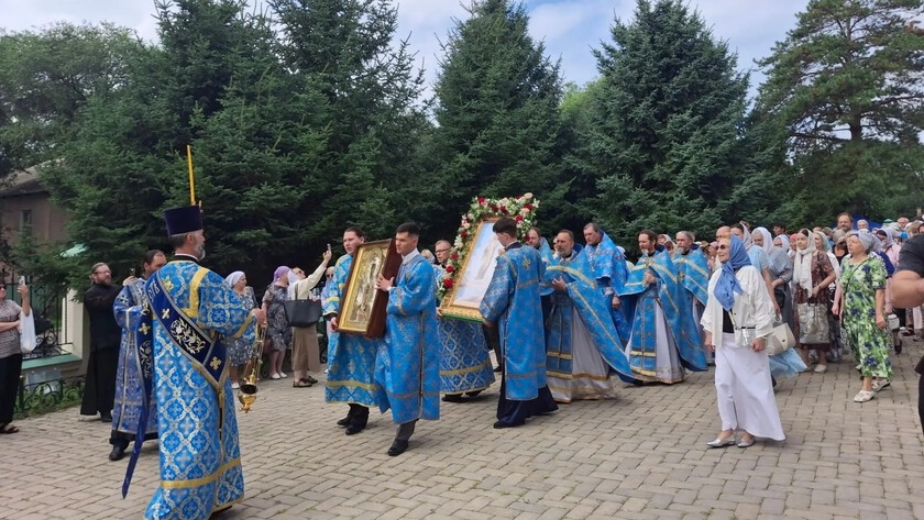 В Благовещенском кафедральном соборе накануне прошли литургия и крестный ход - gtrkamur.ru
