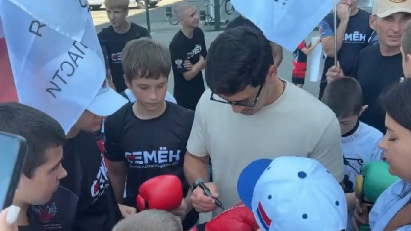Абсолютный чемпион мира по боксу Дмитрий Бивол прилетел в Благовещенск - gtrkamur.ru