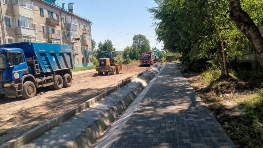 В Прогрессе обновляют дороги: улица Матросова уже в асфальте, Советская готова на 75% - gtrkamur.ru