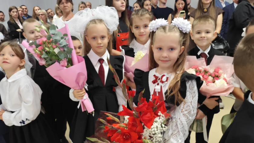 Первый звонок прозвенел в новой школе Благовещенска - gtrkamur.ru