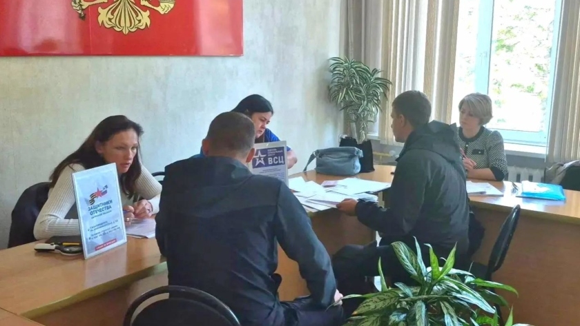 Мобильная приёмная в Райчихинске помогла ветеранам СВО с выплатами и трудоустройством - gtrkamur.ru