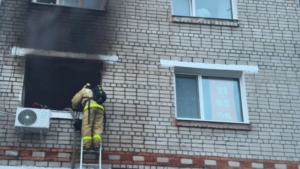 Пожарные вывели из горящей пятиэтажки 10 амурчан - gtrkamur.ru