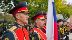 «Героями не рождаются — ими становятся»: в Благовещенске открыли доску Герою России Дмитрию Шереметьеву - gtrkamur.ru