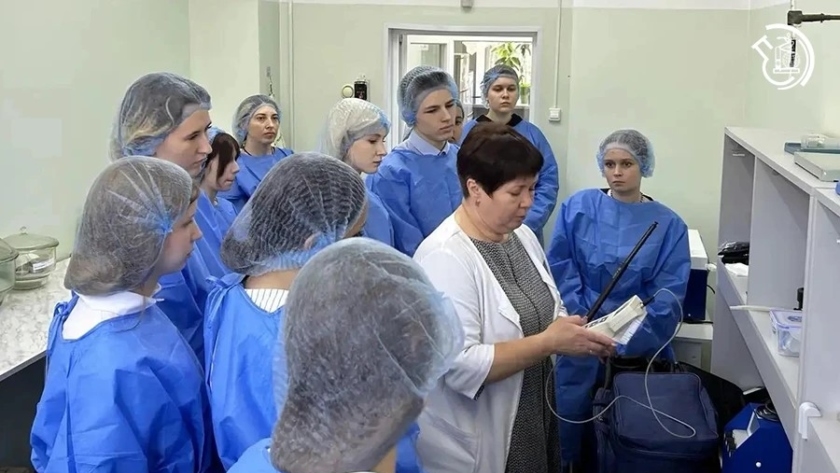 Смывы с телефонов и расследования: амурским школьникам показали работу эпидемиологов - gtrkamur.ru