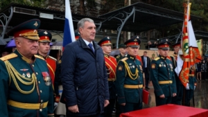 Курсанты ДВОКУ приняли присягу: Василий Орлов вручил боевые награды - gtrkamur.ru