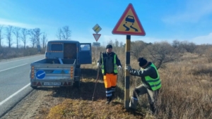 Дорожники Приамурья устанавливают знаки «Скользкая дорога» перед прогнозируемым снегопадом - gtrkamur.ru