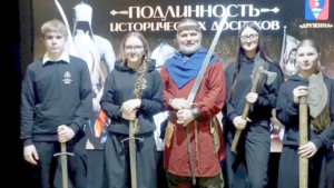 Школьники Благовещенска примерили доспехи и узнали, как жили русские дружинники - gtrkamur.ru