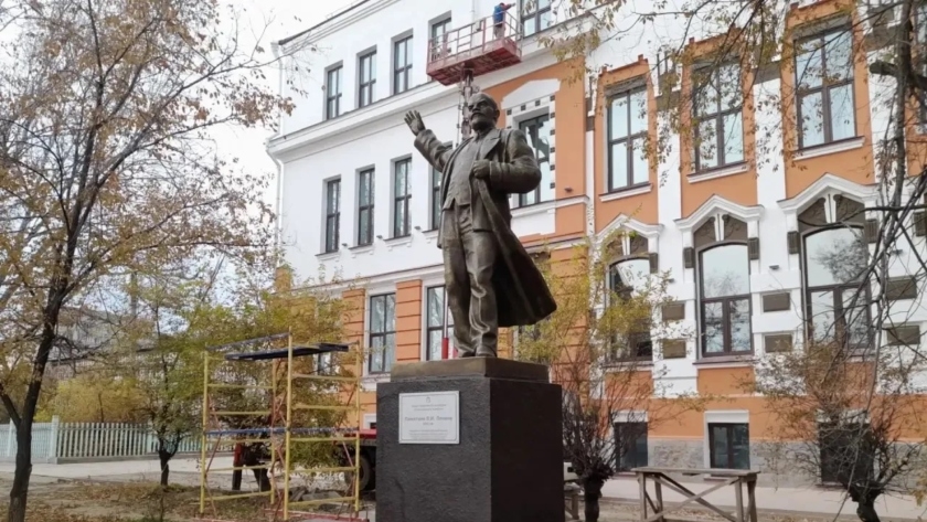 В Благовещенске отреставрировали памятник Ленину на улице Горького - gtrkamur.ru