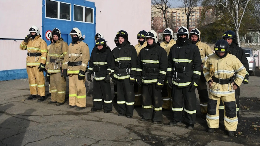 Пожарные Приамурья отработали подъем по автолестнице и прохождение огневой полосы - gtrkamur.ru