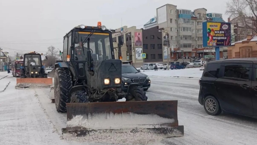 Белогорск встретил климатическую зиму: 9 машин чистят дороги с утра - gtrkamur.ru