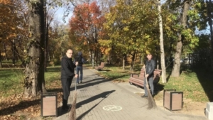 Первомайский парк открыл осенний сезон уборки в столице Приамурья - gtrkamur.ru