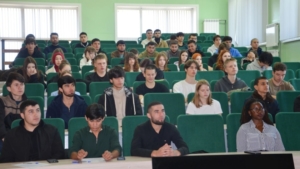«Преступление и наказание» для иностранных студентов: в ДальГАУ прошло занятие с ветераном следствия - gtrkamur.ru