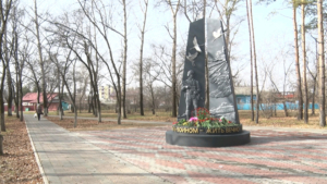 «Быть воином — жить вечно»: в Константиновке открыли народный памятник землякам, погибшим в зоне СВО - gtrkamur.ru