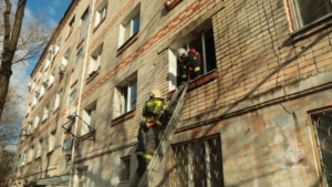 В Благовещенске при пожаре в пятиэтажке эвакуировали почти 60 человек - gtrkamur.ru
