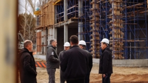 Василий Орлов оценил ход работ на ключевых объектах в поселке Серышево - gtrkamur.ru