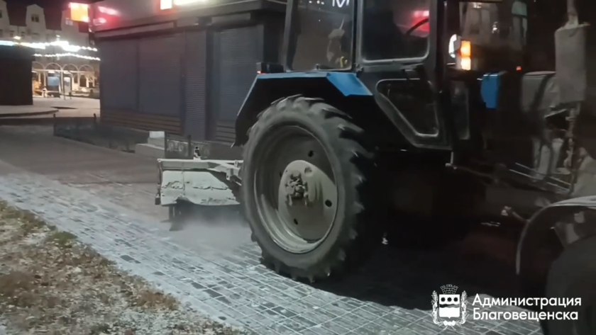 Циклон пришел в Благовещенск: ночью дороги чистили больше десятка машин - gtrkamur.ru