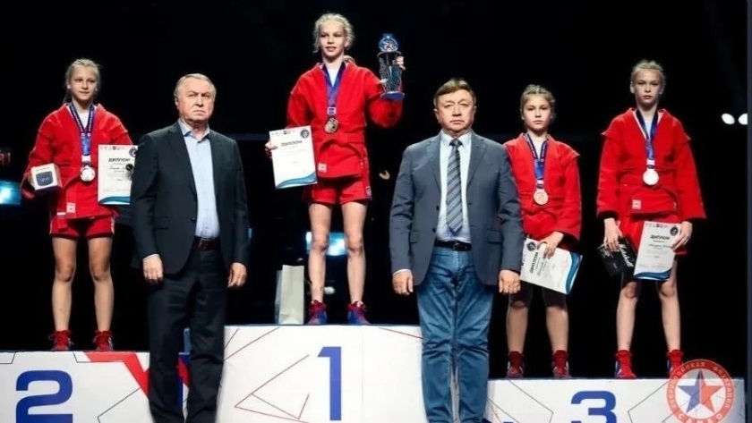 Амурские самбисты привезли из Москвы золото и две бронзы - gtrkamur.ru