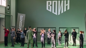Стрельба и тактическая подготовка: благовещенские школьники прошли сборы в центре «ВОИН» - gtrkamur.ru
